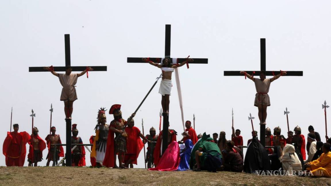 Penitentes filipinos crucificados en tradición Viernes Santo