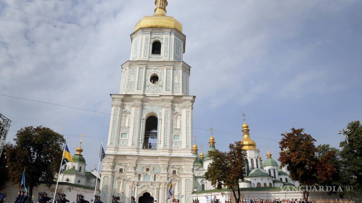 $!Soldados de la guardia de honor marchan frente al presidente Petro Poroshenko, al fondo, frente al la Catedral de Santa Sofía en Kiev. AP/Efrem Lukatsky
