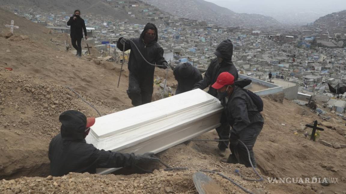 Gobierno de Perú sepultó a víctimas de COVID en fosa común, sin permiso de familias