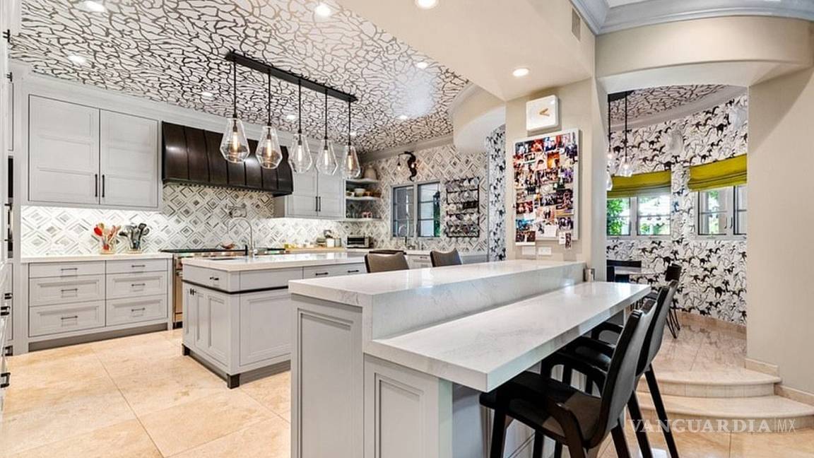 $!Kaley Cuoco pone a la venta su mansión de 6.9 MDD