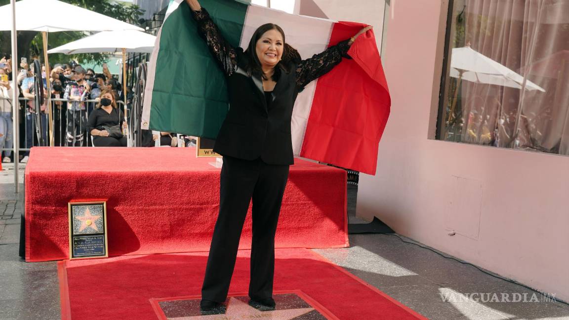 $!La cantante mexicana Ana Gabriel posa con la bandera de México junto a su estrella en el Paseo de la Fama de Hollywood en Los Angeles. AP/Chris Pizzello