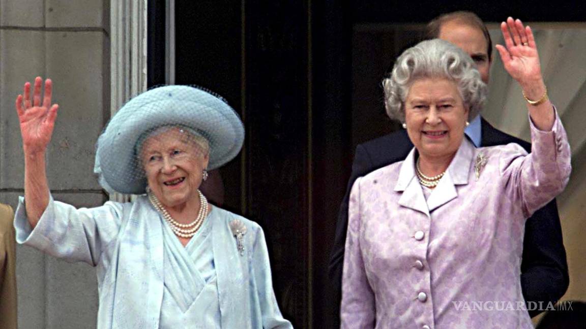 $!Una imagen del 4 de agosto de 2000. La reina Isabel II de Gran Bretaña (d) y a la reina Isabel, la reina madre, saludando en el balcón del Palacio de Buckingham.