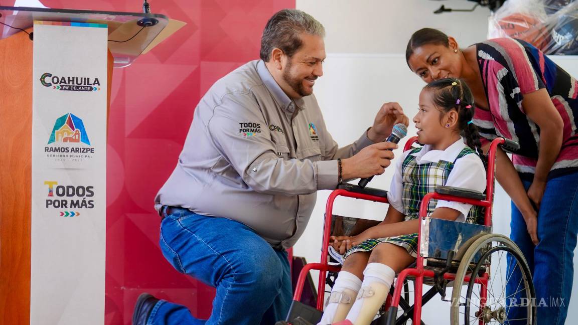 $!El alcalde Tomás Gutiérrez Merino encabezó la entrega de apoyos en la Escuela Primaria Emilio Carranza, beneficiando a más de 700 estudiantes de ambos turnos.