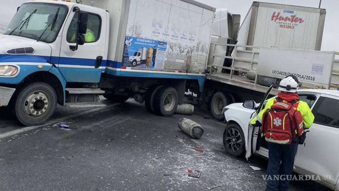 $!Vehículos siniestrados permanecen sobre el puente del parque industrial Santa María mientras se realizan las maniobras para liberar la vialidad.