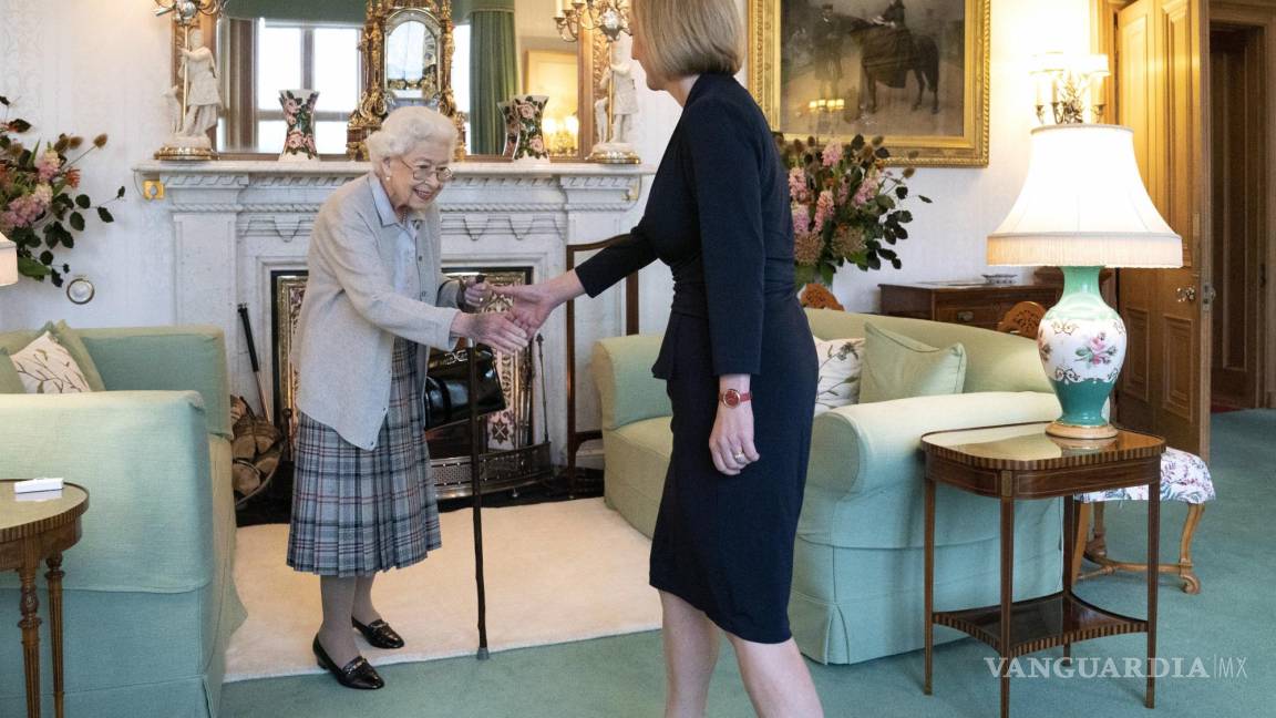 $!La reina Isabel II da la bienvenida a Liz Truss durante una audiencia en Balmoral, Escocia, Gran Bretaña, el 6 de septiembre de 2022.
