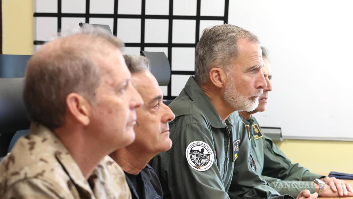 $!Felipe VI desde la Base Aérea de Gando, en Gran Canaria, en una videoconferencia con la UME para conocer la situación en las zonas afectadas por las inundaciones.