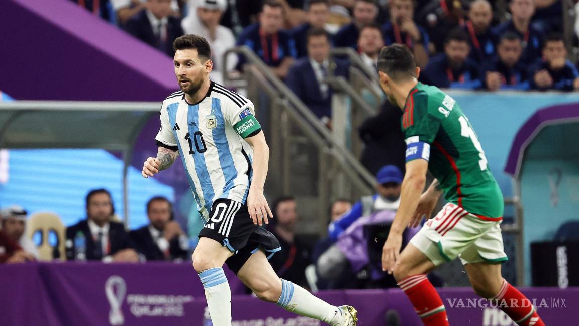 $!Lionel Messi y Andrés Guardado durante el segundo partido de la fase de grupos en Qatar.