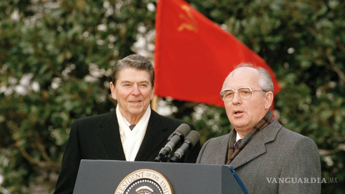 $!El líder soviético Mikhail Gorbachev y el presidente estadounidense Ronald Reagan hablan con la prensa en Washington el martes 8 de diciembre de 1987.