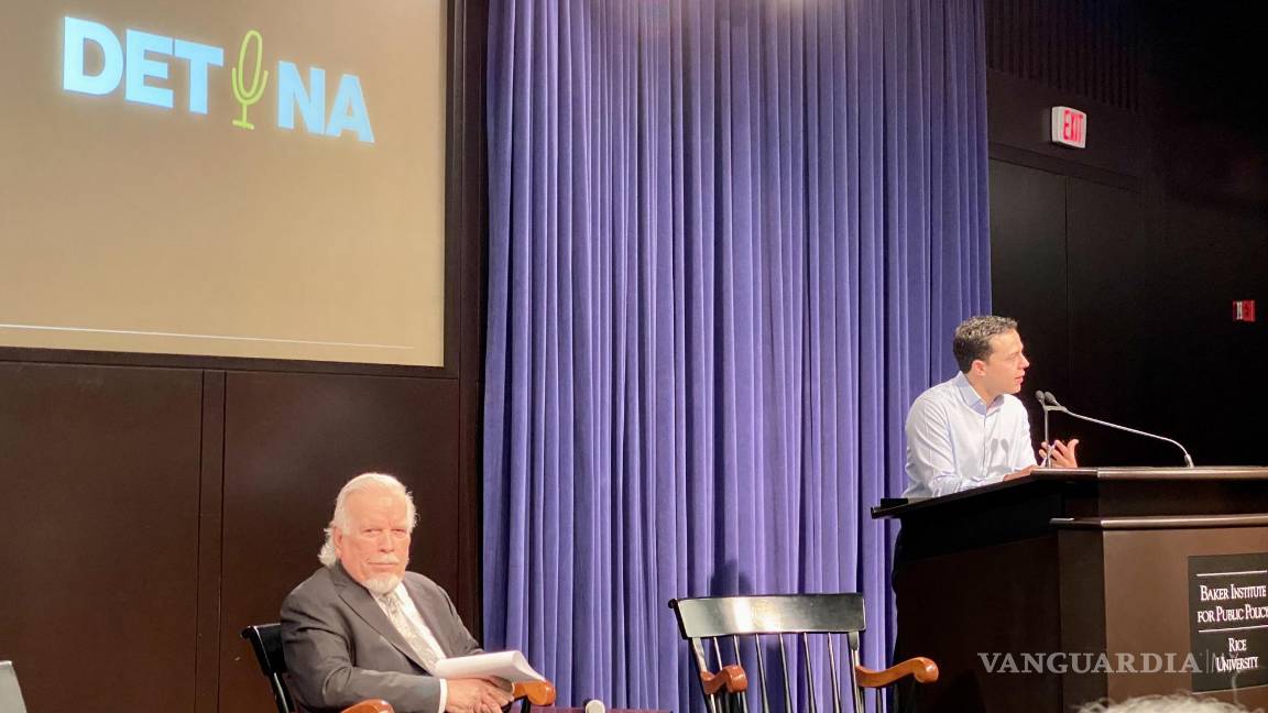 $!Gustavo M. de la Garza Ortega al ser presentado por Arturo Aramburu, becario del Tec de Monterrey, durante la Conferencia El México que vive en EEUU, en Rice.