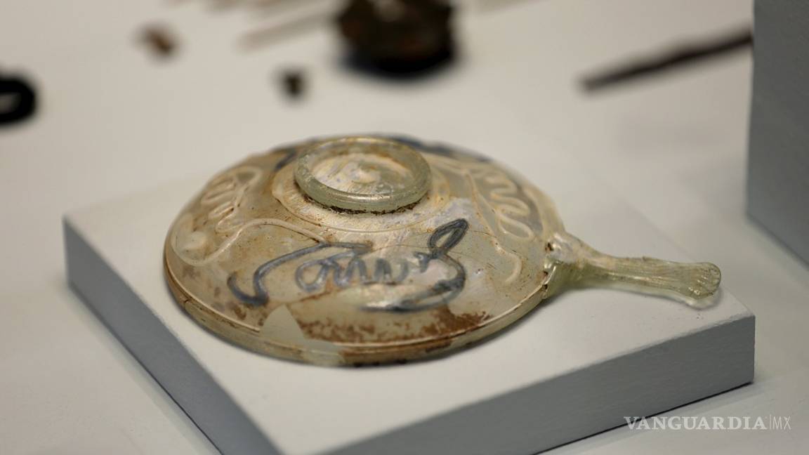 $!Descubren un sepulcro romano con un espejo de mano y cosméticos en Alemania