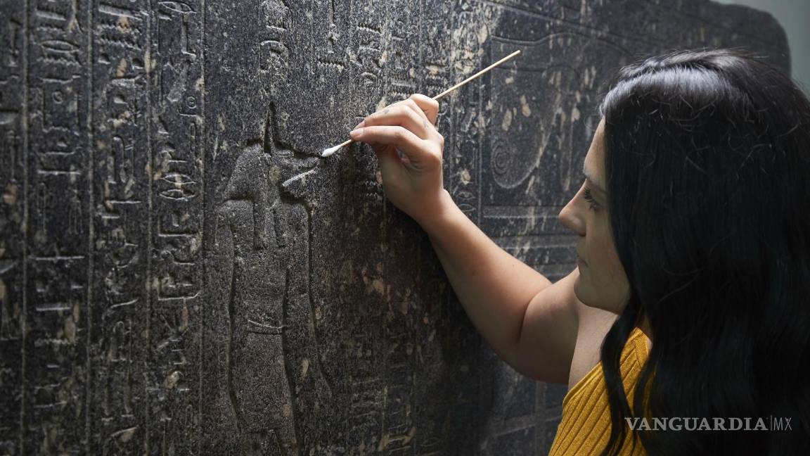$!Stephanie Vasiliou, conservadora del Museo Británico, limpia ‘La cuenca encantada’.