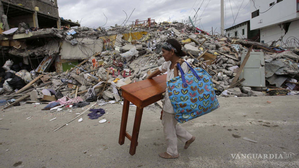 Aumenta a 272 los muertos por sismo en Ecuador