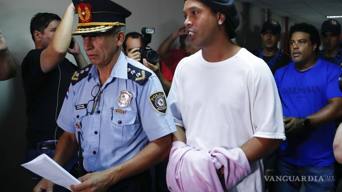 Ronaldinho llegó esposado a declarar ante un juzgado