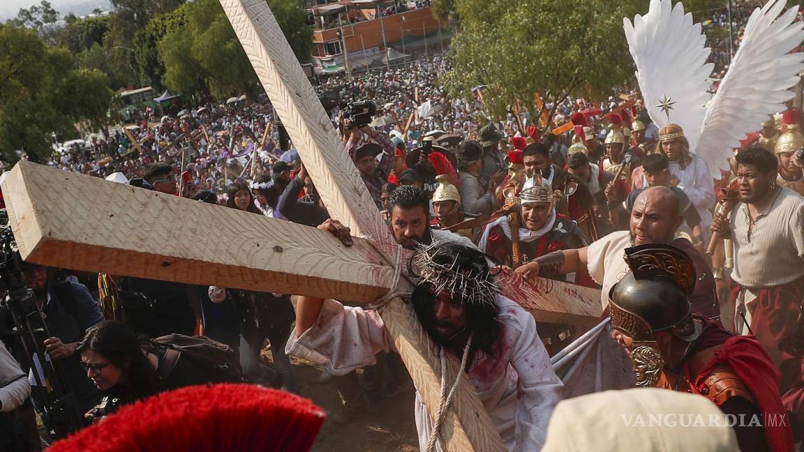 $!Cristopher Gómez, de 22 años, personifica a Jesús en la 181 representación de la 'Pasión de Cristo' este viernes, como parte de la celebración del Viernes Santo en el marco de la Semana Santa en la alcaldía de Iztapalapa.