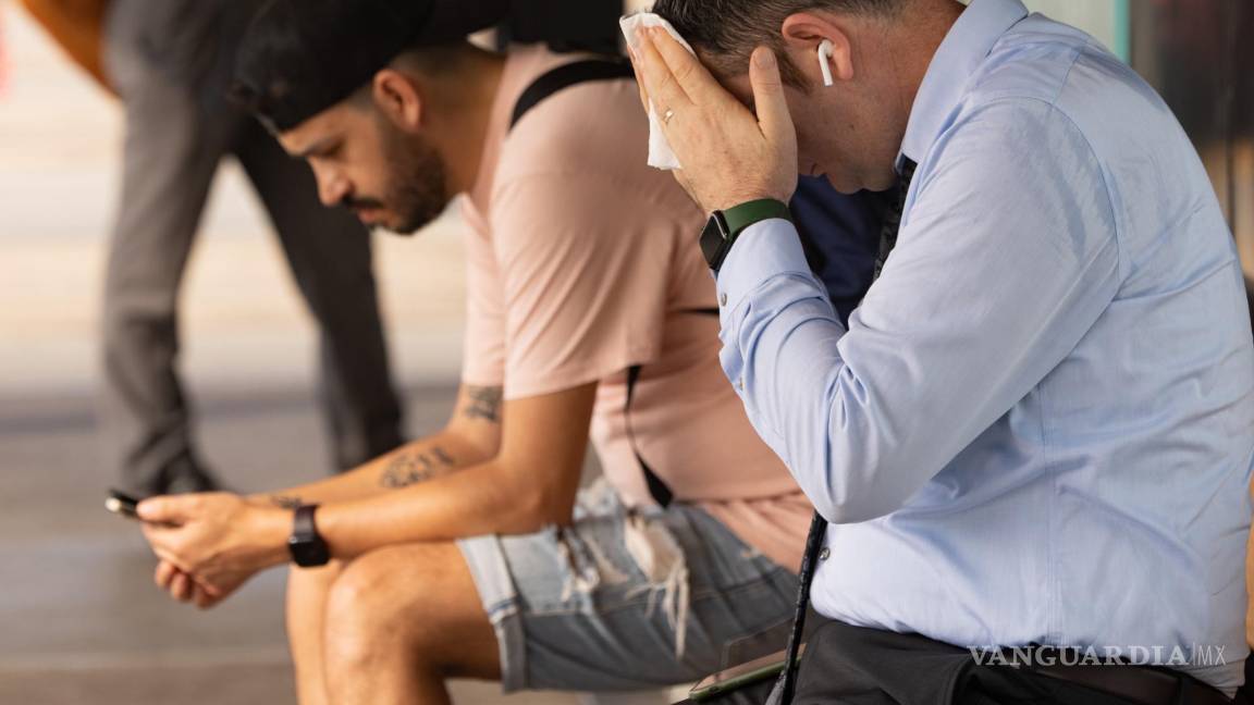$!Durante una advertencia de calor excesivo, un viajero del metro de la mañana se limpia el sudor en la estación de la calle 36 en Queens, Nueva York.