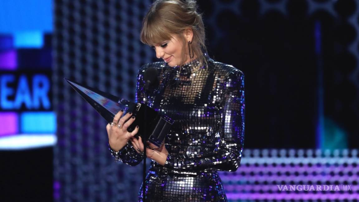 Taylor Swift se alza con el premio a la artista del año en los American Music Awards