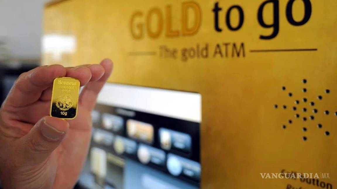 $!Un hombre sostiene una barra de oro de 10 gramos. El oro superó el récord cuando se ha situado en los 3,220.08 dólares.