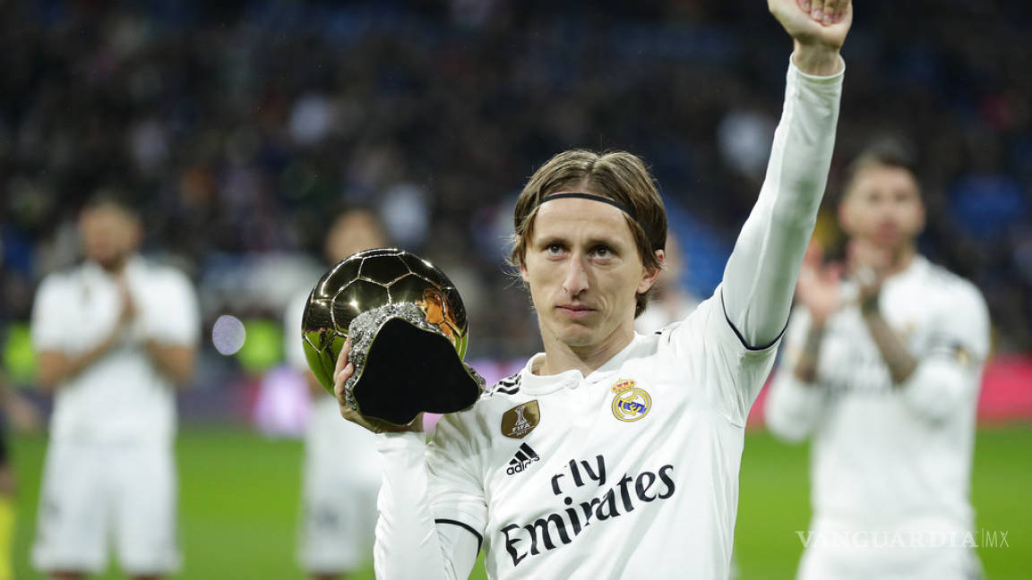 Luka Modric ofrece el Balón de Oro a la afición del Bernabéu