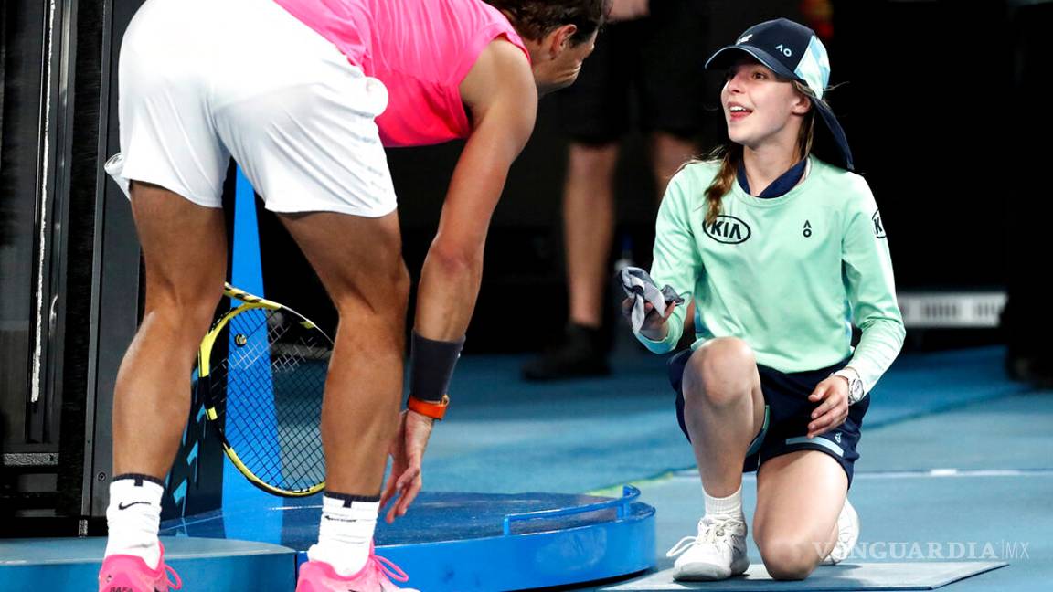 $!Nadal le propina un pelotazo a una recogepelota, la besa y gana el partido