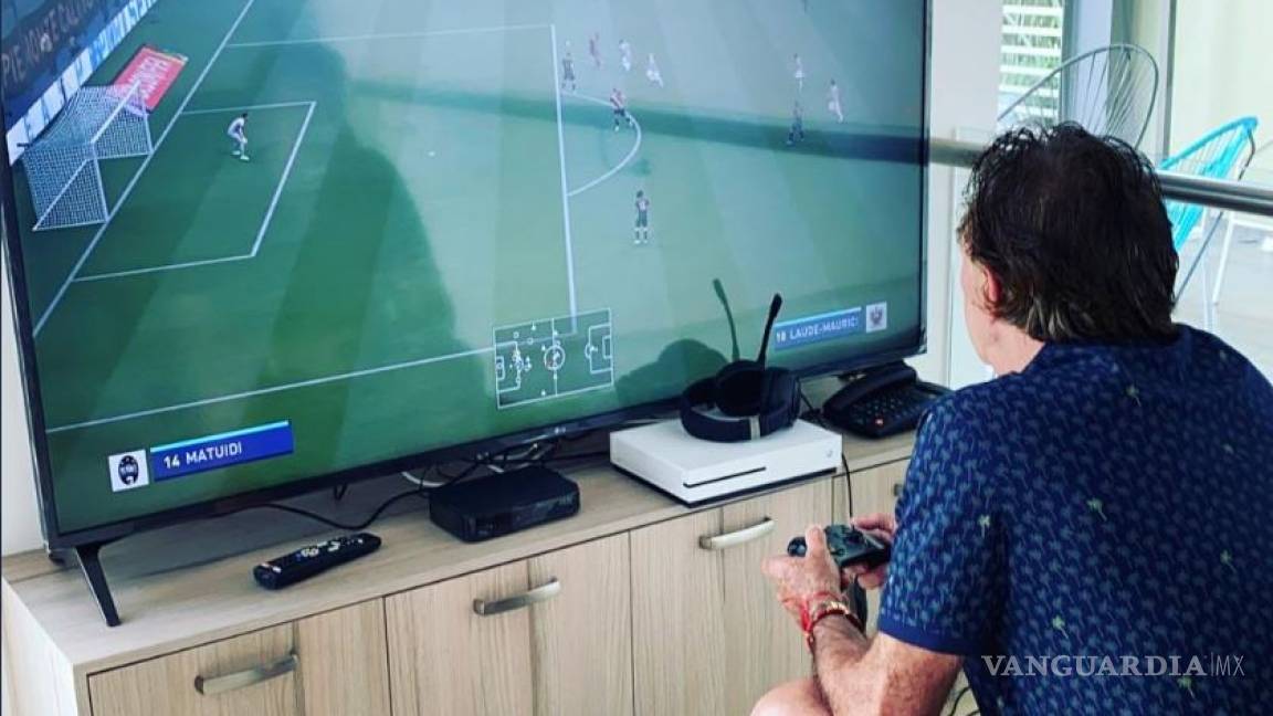 Ricardo La Volpe pasa su tiempo libre jugando FIFA 20