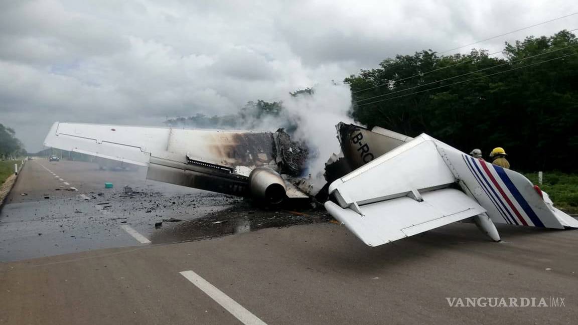 Aterriza de emergencia avioneta y se incendia en carretera de Quintana Roo