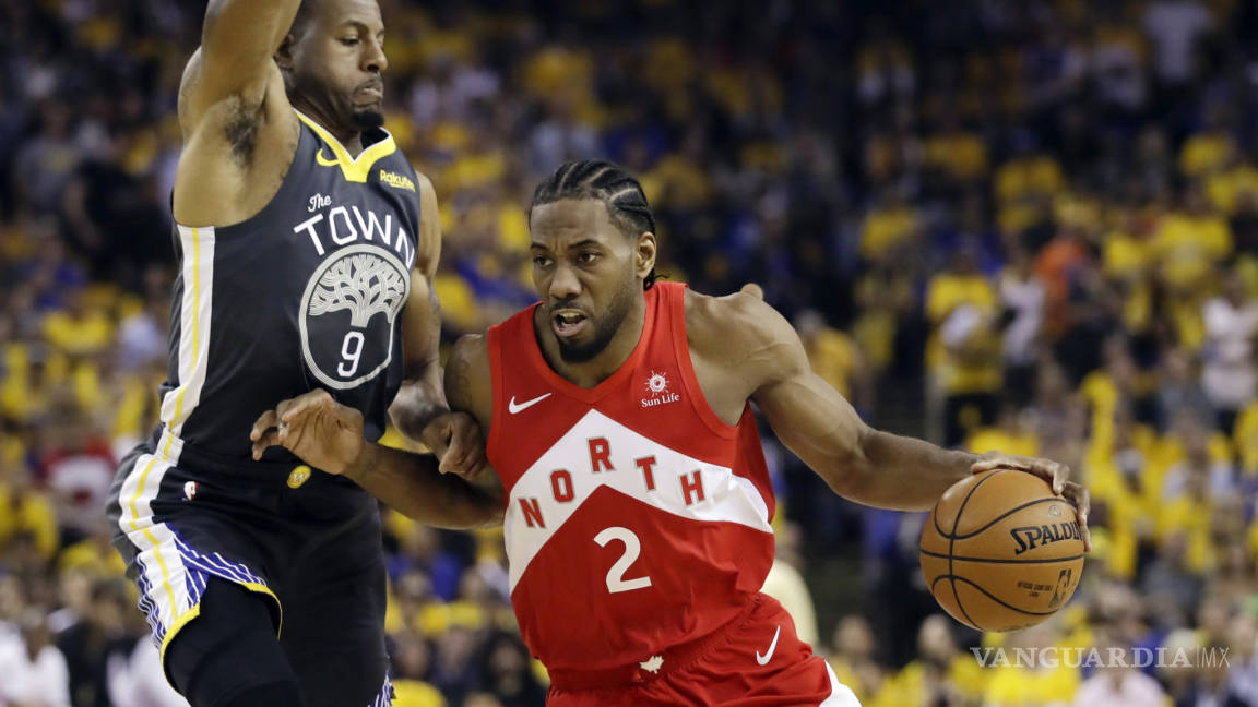 Kawhi firma con Clippers y lo vetan de table dance en Toronto