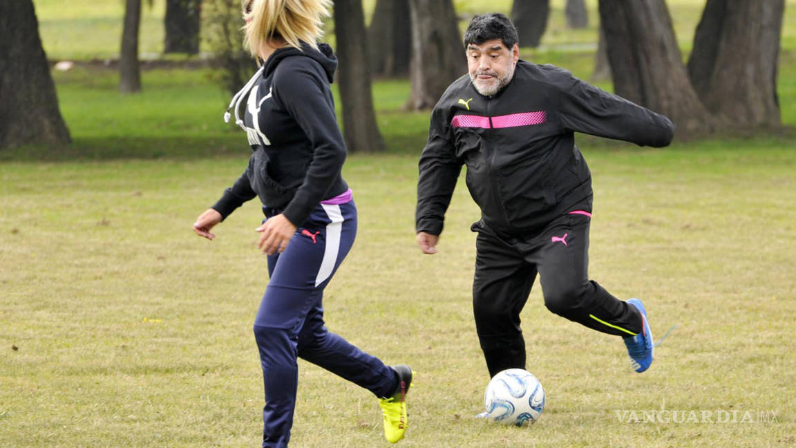Maradona marca golazo de tiro libre
