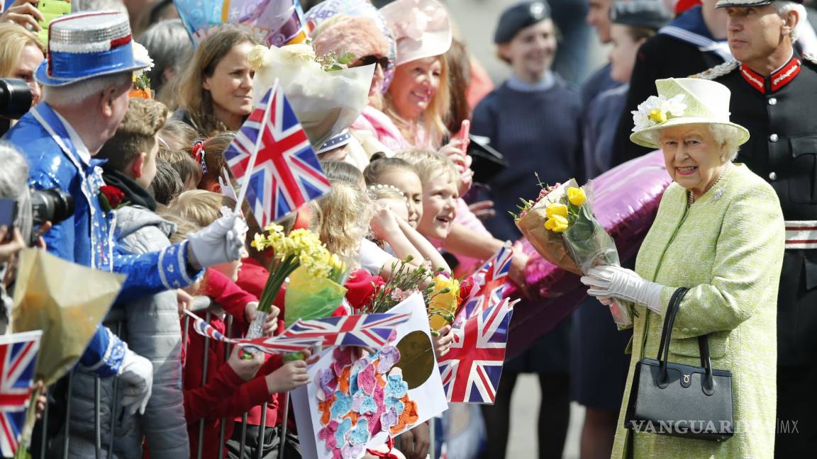 $!La reina Isabel II recoge flores y buenos deseos durante una caminata para celebrar su 90 cumpleaños en Windsor, Inglaterra, el jueves 21 de abril de 2016.