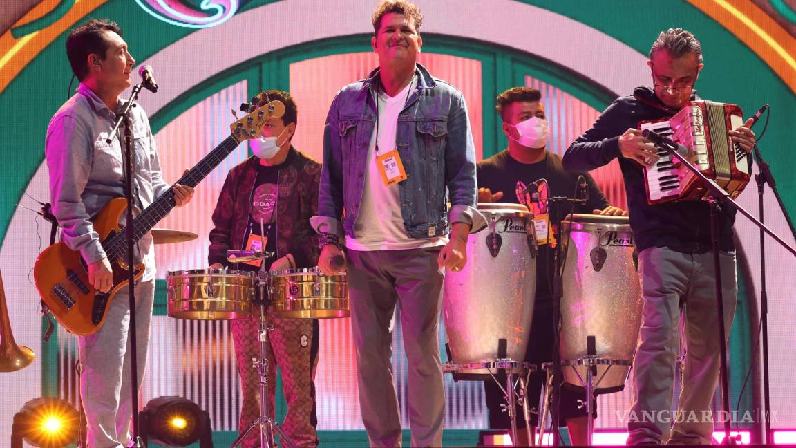 $!El cantante colombiano Carlos Vives (c) durante el último ensayo para los Premios Billboard de la Música Latina en el Watsco Center en Coral Gables, Florida.