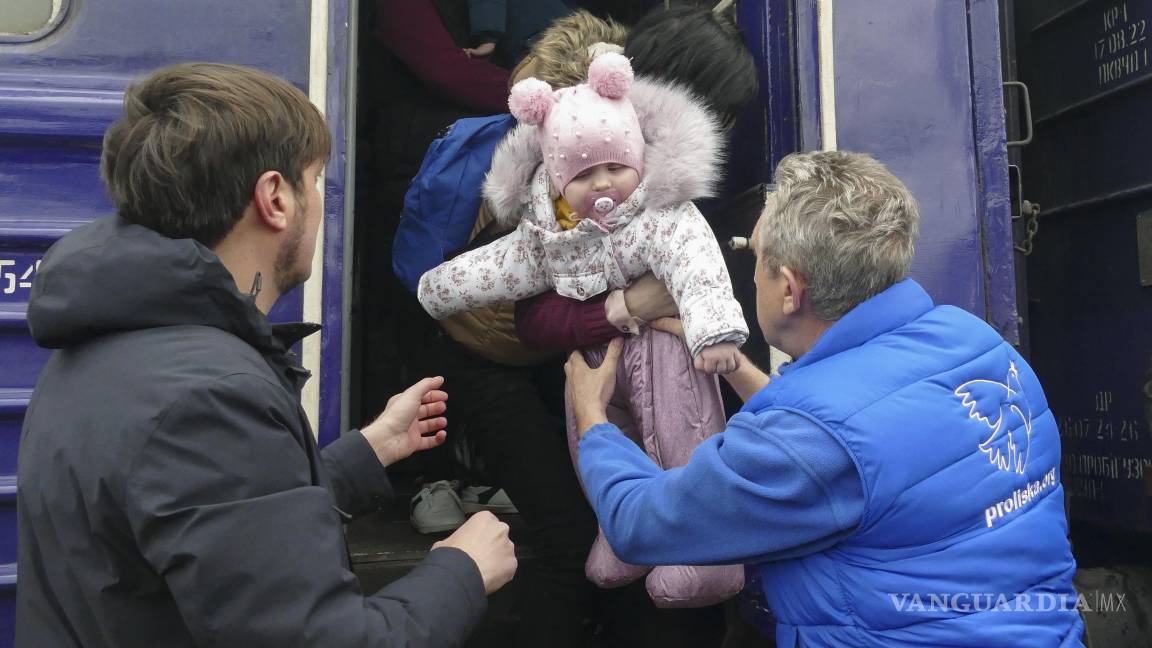 $!Voluntarios de la misión humanitaria “Proliska” asisten a las personas evacuadas de zonas cercanas al frente en las zonas de Donetsk y Dnipropetrovsk.