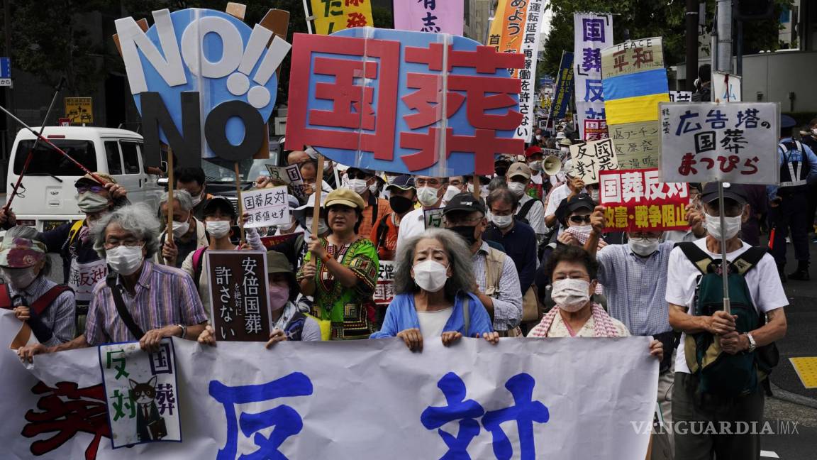 $!Miles de personas protestaban contra este homenaje ante el Parlamento japonés.