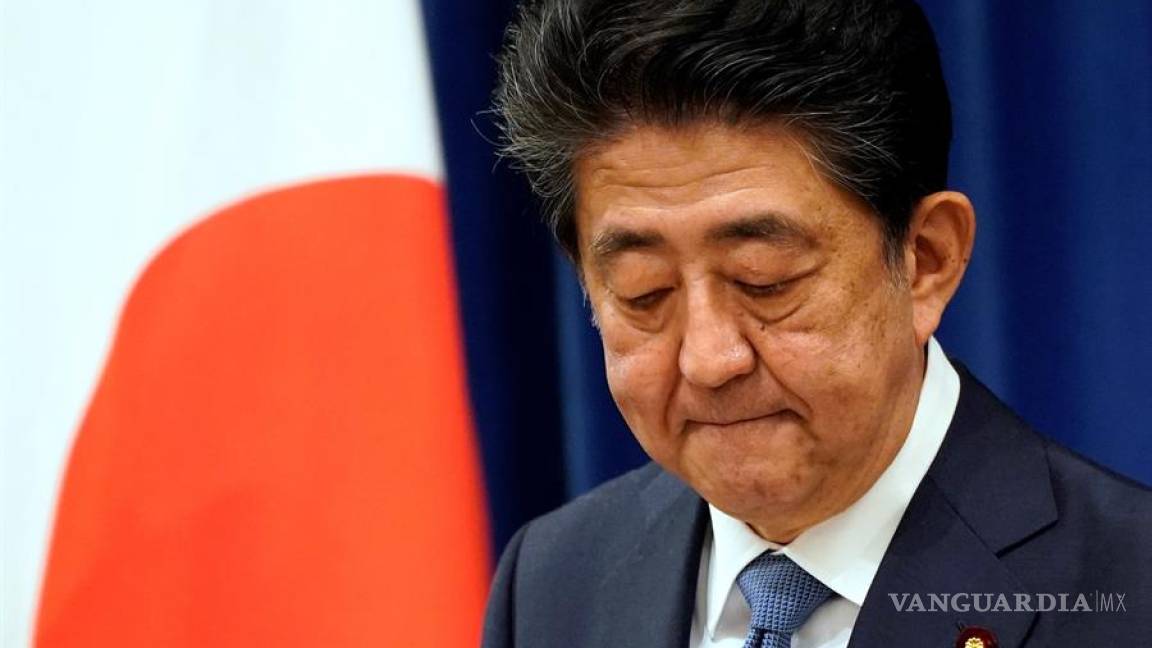 Shinzo Abe, deja el cargo tras un mandato récord derrocado por una colitis ulcerosa crónica