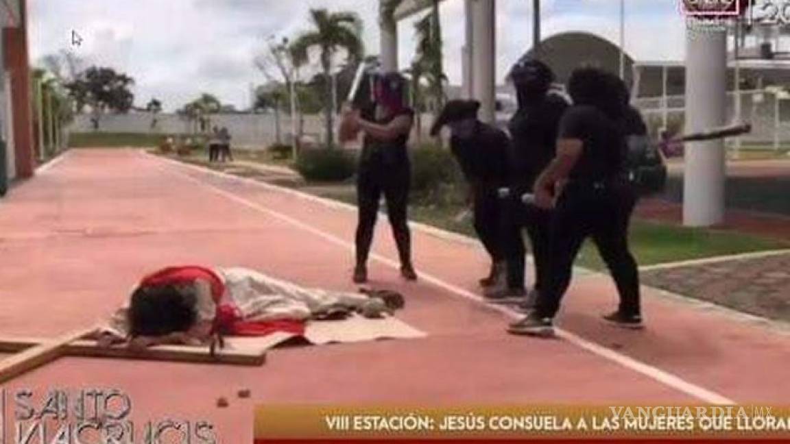 'Feministas' azotan a Cristo en Viacrucis de Tabasco