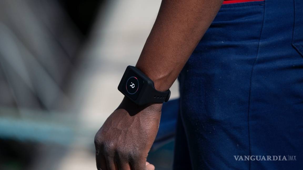 $!Ensayan en Amberes una pulsera para mantener la sana distancia para evitar se propague el COVID-19