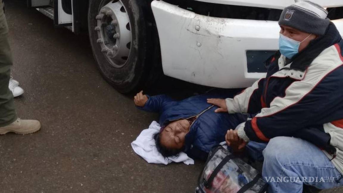 $!La mujer quedó bajo las llantas de la unidad.