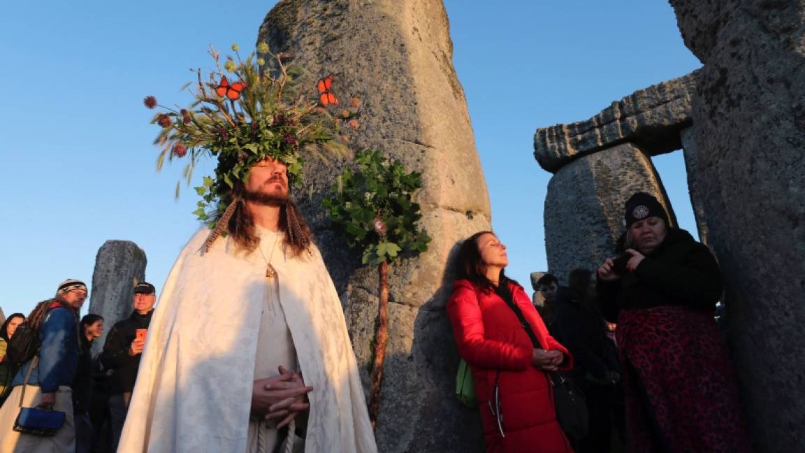 $!En Stonehenge se congrega miles de personas para recibir el solsticio de verano