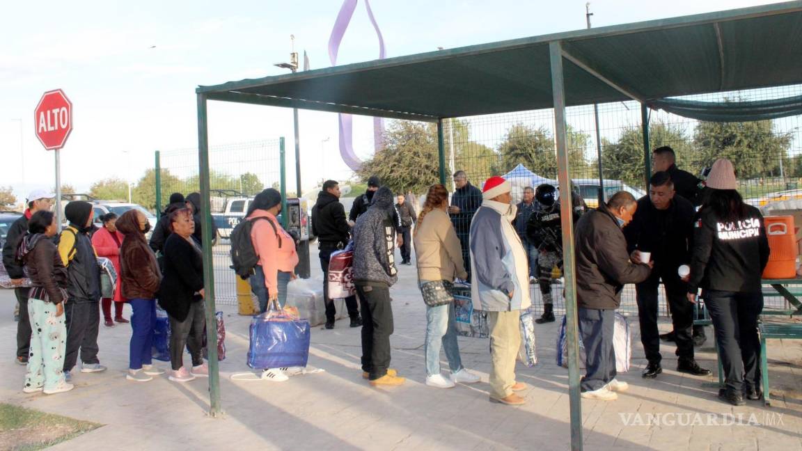 $!Se ha estado ayudando a quienes pasan la noche fuera de su casa, en clínicas , fuera de su país, como los migrantes.