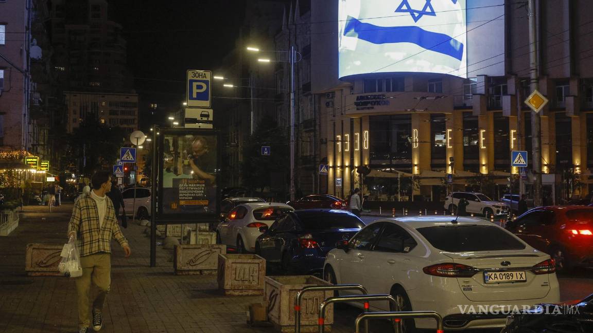 $!Banderas israelíes en pantallas publicitarias digitales en las calles de la capital ucraniana como muestra de solidaridad con el pueblo israelí.