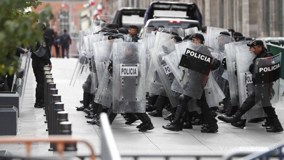 $!Personal de la policía resguardan las calles aledañas al Zócalo hoy, ante la marcha por los normalistas de Ayotzinapa en Ciudad de México.