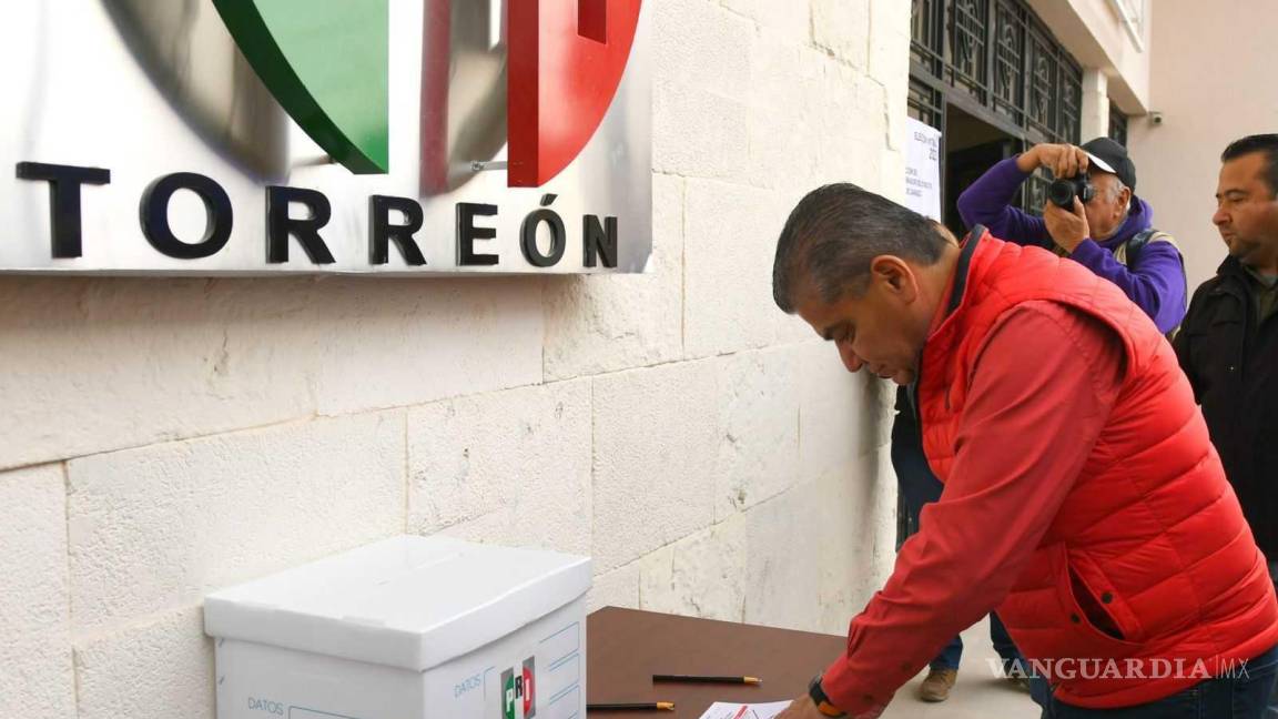 En Torreón, emite su voto gobernador de Coahuila, Miguel Riquelme, en elecciones internas del PRI