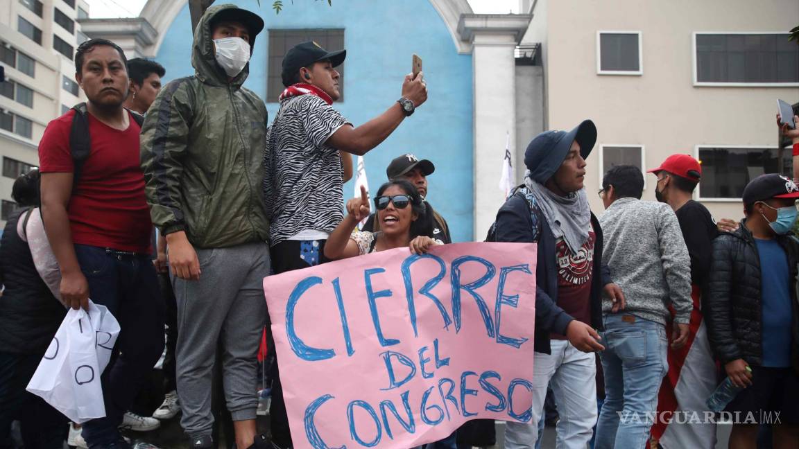 $!Cientos de manifestantes a favor de Pedro Castillo y en contra del Congreso se manifiestan en las calles del centro en Lima, Perú.