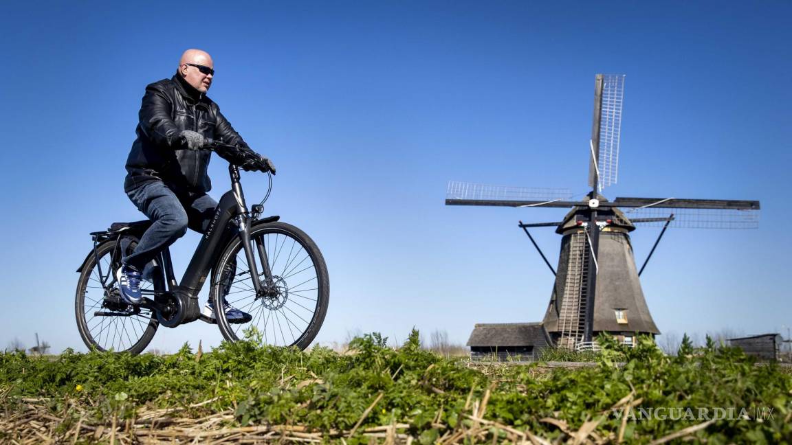 $!-FOTODELDÍA- EA6762. KINDERDIJK, 19/03/2022.- Un ciclista pasea durante una jornada primaveral en Kinderdijk, Holanda, este sábado 19 de marzo. EFE/Sem van der Wal