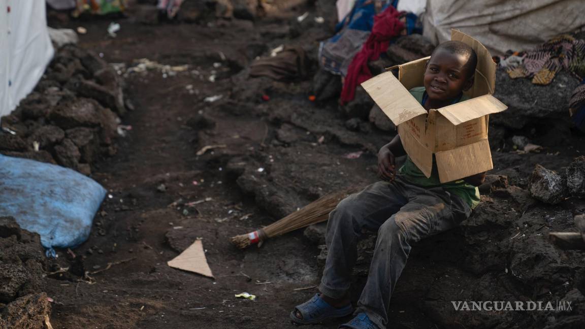 $!Un niño juega en el campo de refugiados de Bulengo, en Goma, Congo. La OMS declaró una emergencia sanitaria mundial que la propagación del virus mpox.