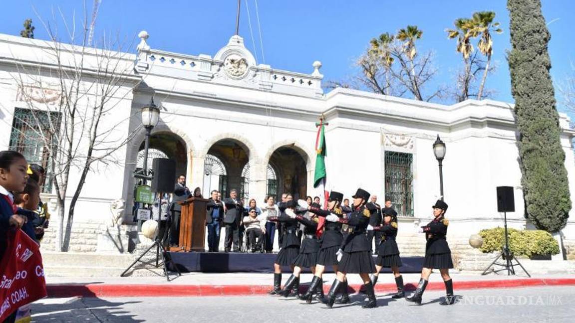 $!Funcionarios y estudiantes participan en la ceremonia conmemorativa.