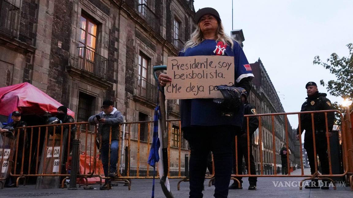 $!Ceci Patricia Flores acudió al Palacio Nacional para hacer entregar a AMLO una pala con la que realiza las labores de búsqueda de personas desaparecidos.