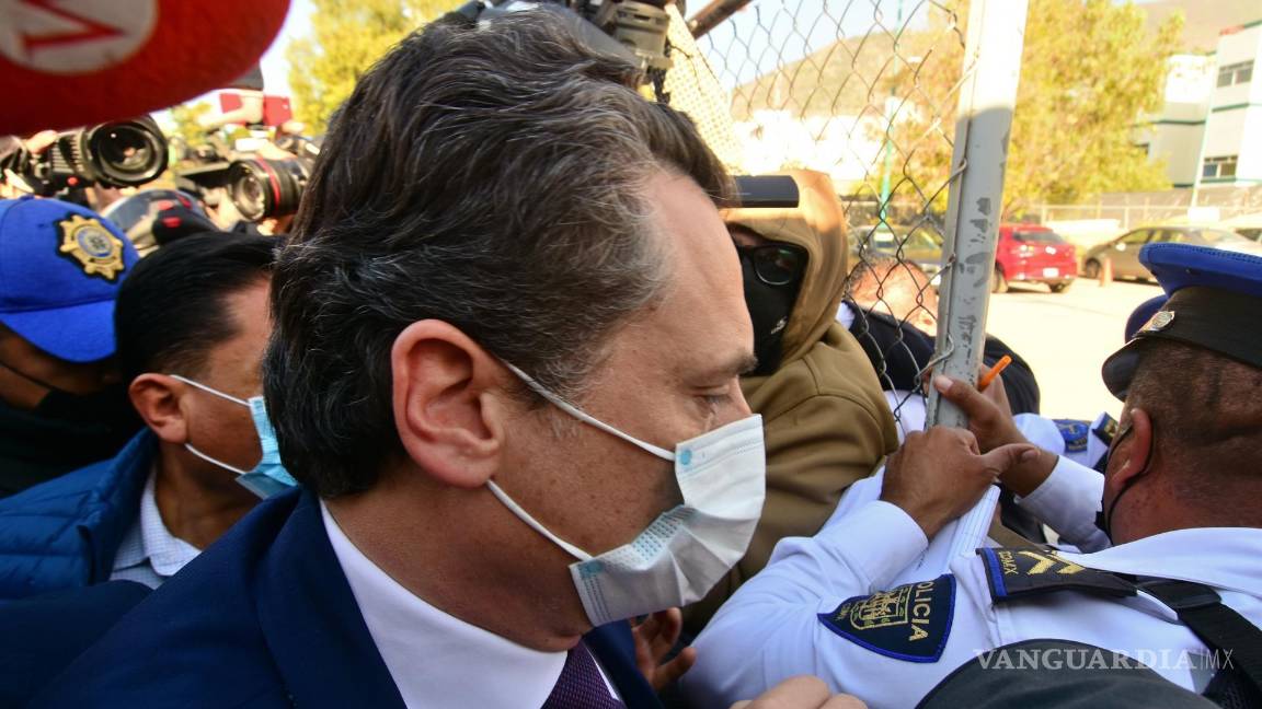 $!El exdirector de Petróleos Mexicanos (PEMEX) Emilio Lozoya acude a comparecer al Reclusorio Norte hoy, en la Ciudad de México . Un juez mexicano impuso a petición de la Fiscalía, prisión preventiva al exdirector de Pemex Emilio Lozoya (2012-2016), acusado de recibir sobornos de Odebrecht, tras más de un año afrontando el proceso judicial en libertad. EFE/Madla Hartz