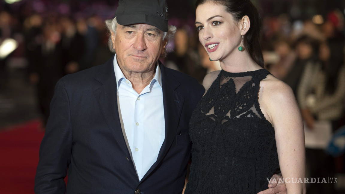 Anne Hathaway enseña Facebook a Robert de Niro