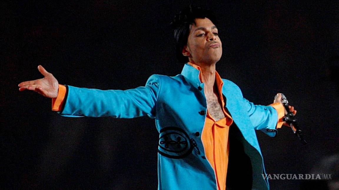 $!El cantante Prince durante su actuación en el descanso del partido de la Super Bowl en 2007, en Miami, Florida. EFE/Paul Buck