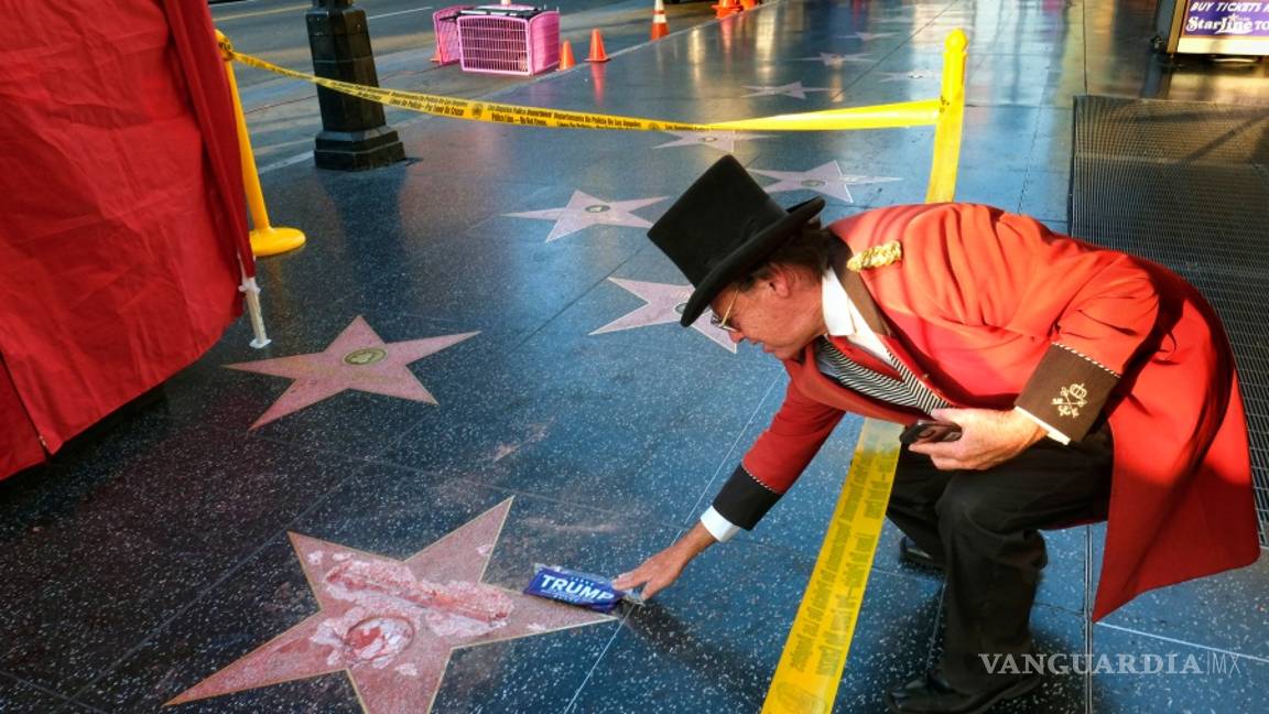$!Destrozan la estrella de Donald Trump en el Paseo de la Fama