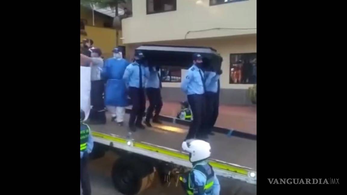 Policías de Colombia imitan baile con ataúd para crear conciencia sobre el COVID-19